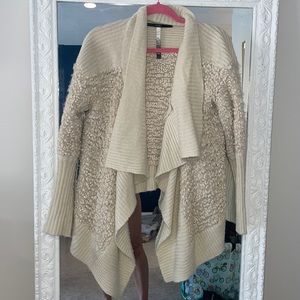 Kensie Fluffy sweater size medium - extremely cute and warm